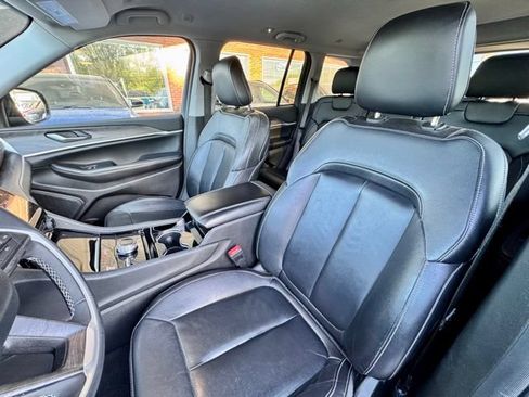 Used 2023 Jeep Grand Cherokee Limited w/ Trailer Tow Prep Group (B) AWD/4WD image 8