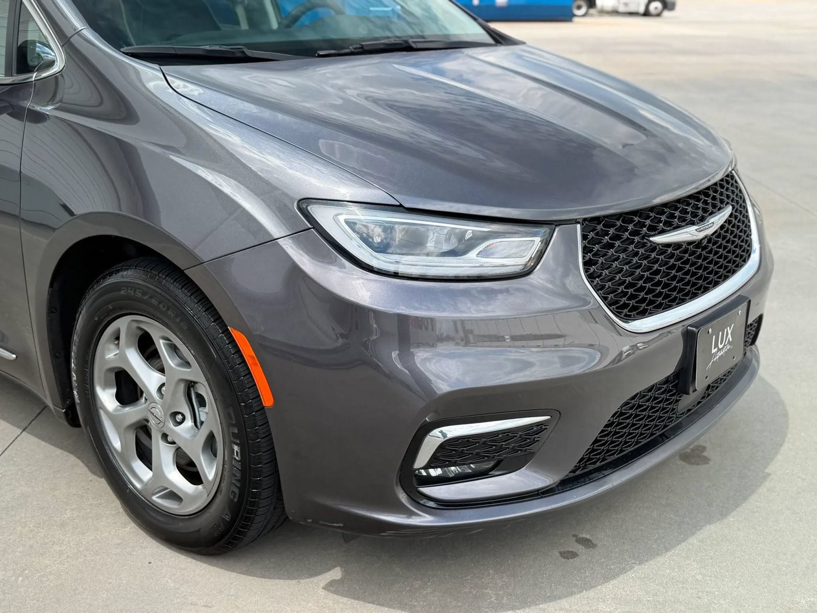 Used 2023 Chrysler Pacifica Limited FWD image 5