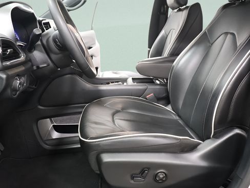 Used 2026 Chrysler Pacifica Limited FWD image 23