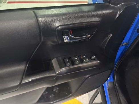 Used 2021 Toyota Tacoma TRD Sport w/ Technology Package image 14