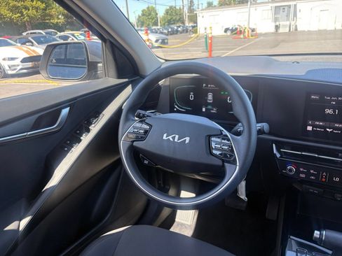 Used 2026 Kia Niro LX FWD image 32