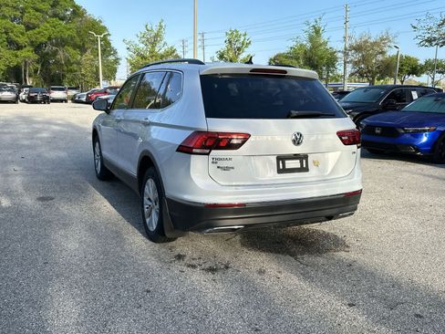 Used 2018 Volkswagen Tiguan SE w/ Panoramic Sunroof Package FWD image 4