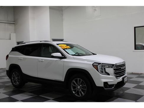 Used 2023 GMC Terrain SLT image 1
