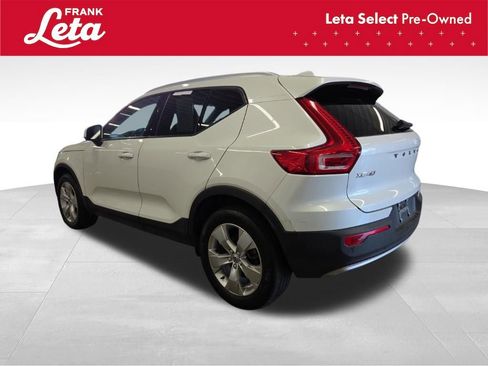 Used 2022 Volvo XC40 T5 Momentum image 4
