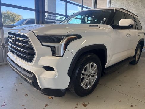 Used 2023 Toyota Sequoia SR5 image 1