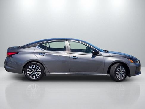 Used 2025 Nissan Altima 2.5 SV FWD image 3