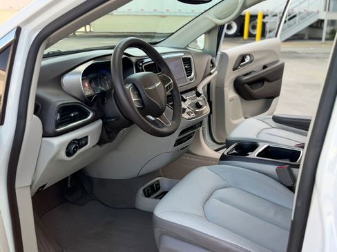 Used 2017 Chrysler Pacifica Touring-L Plus image 17