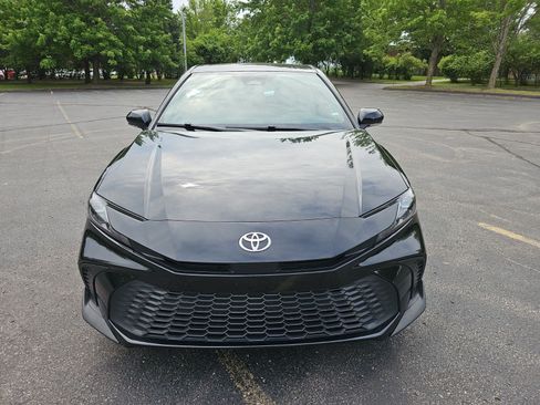 Used 2025 Toyota Camry SE FWD image 9