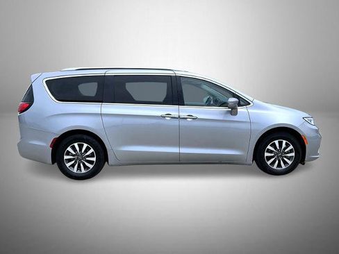 Used 2021 Chrysler Pacifica Touring-L FWD image 4