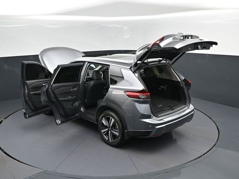 Used 2024 Nissan Rogue SL w/ SL Premium Package image 2