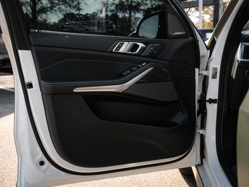 Used 2025 BMW X7 M60i w/ Climate Comfort Package image 14