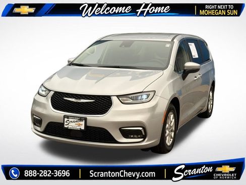 Used 2023 Chrysler Pacifica Touring-L FWD image 2