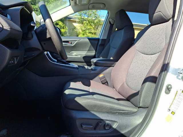 Used 2025 Toyota RAV4 XLE AWD/4WD image 13