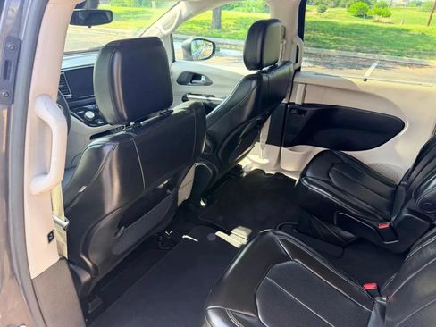 Used 2023 Chrysler Pacifica Touring-L FWD image 16