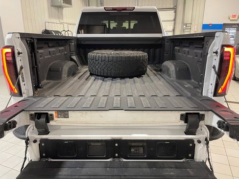 Used 2025 GMC Sierra 2500 AT4X image 17