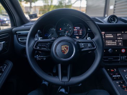 Used 2026 Porsche Macan AWD/4WD image 6