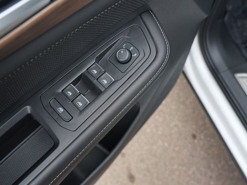 Used 2025 Volkswagen Atlas SE image 18