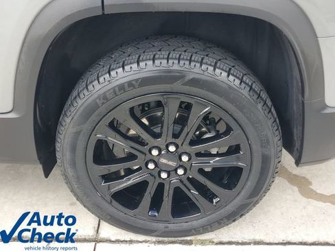 Used 2023 GMC Acadia SLE w/ Elevation Edition FWD image 8