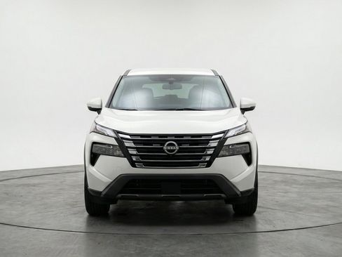 Used 2025 Nissan Rogue SV AWD/4WD image 2
