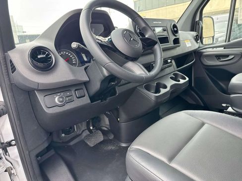 Used 2025 Mercedes-Benz Sprinter 2500 image 9
