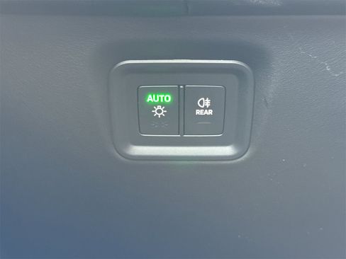 Used 2025 Porsche Cayenne image 33