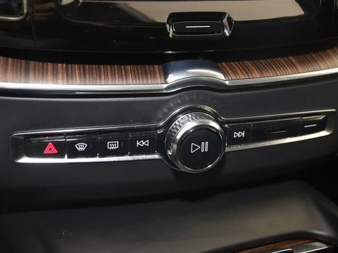 Used 2022 Volvo XC60 B5 Momentum image 30