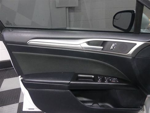 Used 2017 Ford Fusion SE w/ Fusion SE Technology Package image 17