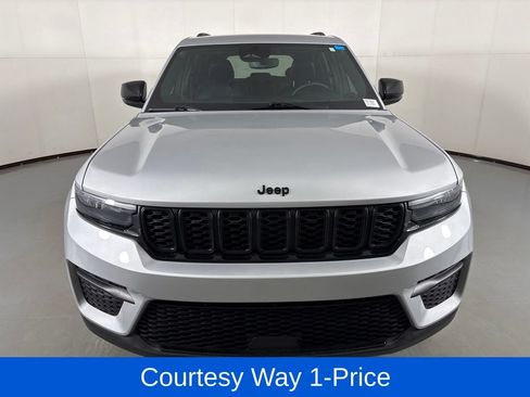 Used 2024 Jeep Grand Cherokee Altitude AWD/4WD image 4