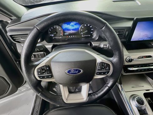 Used 2021 Ford Explorer XLT w/ Equipment Group 202A AWD/4WD image 11