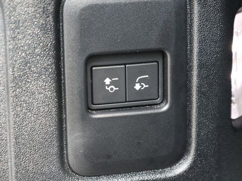 Used 2023 Land Rover Defender 90 SE image 9