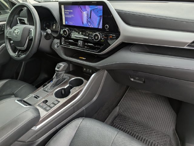 Used 2024 Toyota Highlander Platinum FWD image 35