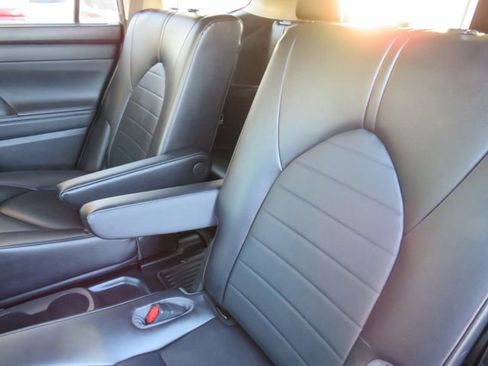 Certified 2023 Toyota Highlander XLE image 19