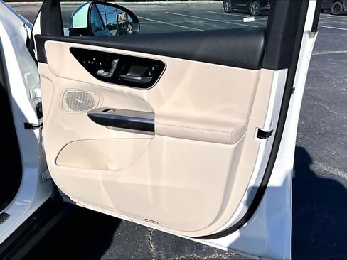 Used 2025 Mercedes-Benz GLC 300 4MATIC image 23