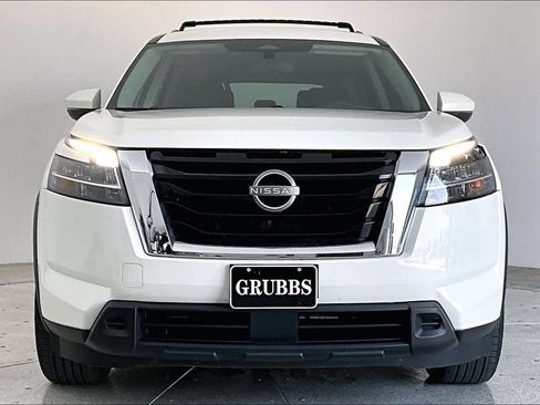 Used 2024 Nissan Pathfinder SV FWD image 3