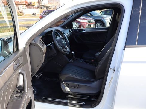 Used 2023 Volkswagen Tiguan SE R-Line image 15