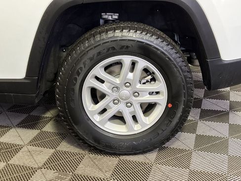 New 2025 Jeep Grand Cherokee Laredo image 6