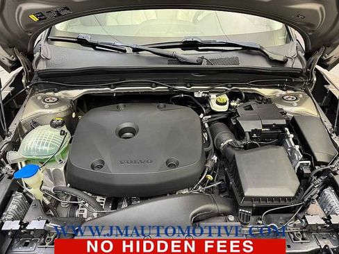 Used 2022 Volvo XC40 T5 Momentum w/ Climate Package image 10