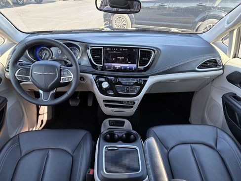 Used 2024 Chrysler Pacifica Touring-L image 13