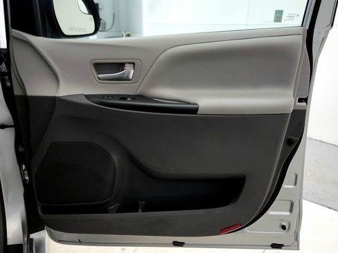 Used 2020 Toyota Sienna LE FWD image 19