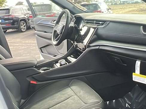 New 2025 Jeep Grand Cherokee Altitude image 11