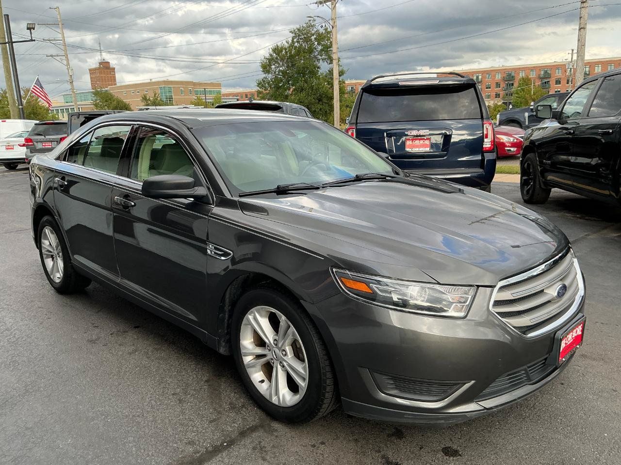 Used 2017 Ford Taurus SE FWD image 3