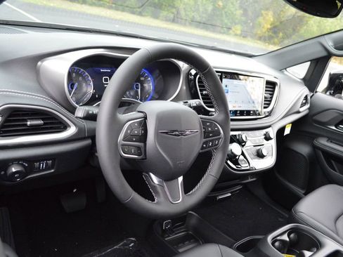 New 2026 Chrysler Pacifica Select image 9