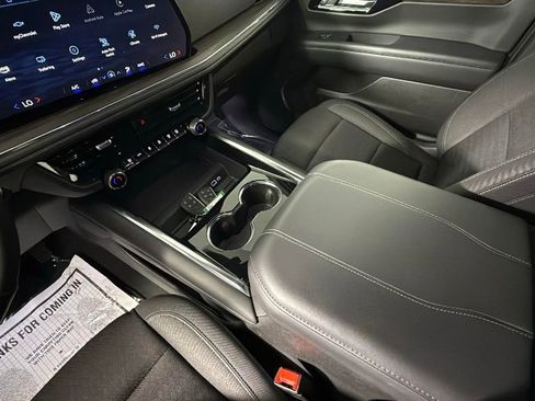 Certified 2025 Chevrolet Suburban LS RWD image 25