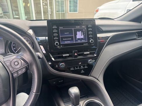 Used 2022 Toyota Camry SE w/ Convenience Package image 4