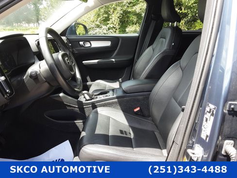 Used 2021 Volvo XC40 T4 Momentum image 11