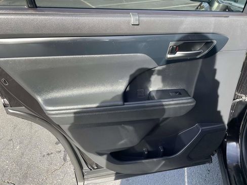 Used 2021 Toyota Highlander XLE image 21