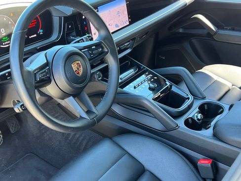 Certified 2025 Porsche Cayenne E-Hybrid AWD/4WD image 4