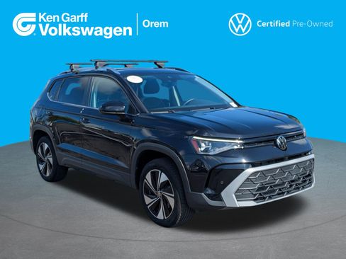 Used 2025 Volkswagen Taos SE AWD/4WD image 1