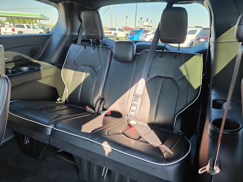 Used 2026 Chrysler Pacifica Limited FWD image 25