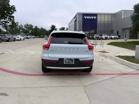 Certified 2025 Volvo XC40 B5 Core AWD/4WD image 5